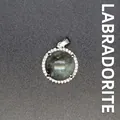Anhänger aus natürlichem Labradorit mit Kristall-Halo in Silber-Finish. - Labradorit
