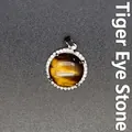 Eleganter runder Anhänger aus Tigerauge-Edelstein mit funkelndem Mikro-Pavé-Kristallhalo - Tigerauge