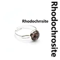 Anello regolabile color argento con cabochon rotondo in pietra naturale rodonite lucida. - Rodocrosite