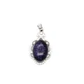 Elegante colgante plateado calado con una brillante piedra de arena azul de forma ovalada - Piedra de Arena Azul