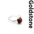 Elegante anello regolabile color argento con una tonda Goldstone marrone brillante. - pietra sabbia dorata