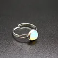 Anello regolabile minimalista color argento con pietra opale bianca rotonda - Opale