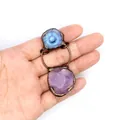 Detaillierte Ansicht eines handgefertigten Anhängers mit Amethyst und blauem Achat - Anhänger