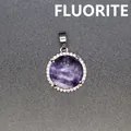 Eleganter silberfarbener Anhänger mit rundem lila Fluorit und mikropavé-gefassten Kristallen - Fluorit