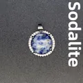 Eleganter runder Anhänger aus Blaustichstein mit einer Micro-Pave-Kristall-Umrandung - Blauer Punkt Jaspis