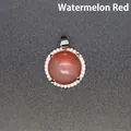 Eleganter runder Anhänger aus wassermelonenrotem Naturstein mit Kristallen für Halsketten. - Wassermelonenrot