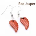 Boucles d'oreilles pendantes en pierre rouge aile sculptée avec crochets argent - Jaspe Rouge