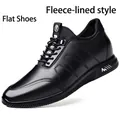 Gros plan sur des chaussures en cuir noir pour hommes à talon caché et doublure - 37 / Style Plat Doublé Polaire (LJ7706) / Noir