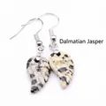 Pendientes colgantes de jaspe dálmata natural con diseño de ala tallada - Jaspe dálmata