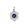 Détail d'un pendentif en dentelle florale argentée avec une pierre bleue ronde - Lapis-lazuli (aljylp1545)