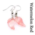 Pendientes colgantes de ala tallada en rojo sandía hechos de piedra natural - Rojo sandía