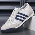 Κοντινή προβολή ανδρικών sneakers GAT με διάτρητο δέρμα και γκρι υφές από φυσικό σουέτ - 37 / Σχέδιο με Τρύπες / Λευκό Μπλε