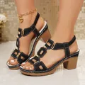 Dettaglio di sandali platform neri con tacco largo e accenti dorati alla moda. - 36 / Nero
