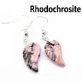 Pendientes de rodocrosita natural con diseño de ala tallada en rosa y negro - Rodonita