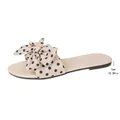 Vista dettagliata del sandalo a pois con fiocco da donna con suola piatta 1 cm - 36 / Beige