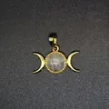 Ciondolo dea della tripla luna con cristallo di rocca chiaro e placcatura oro 24K - Solo Ciondolo (Senza Catena) / Cristallo di rocca