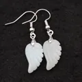Elegantes pendientes colgantes de piedra natural con forma de ala blanca y ganchos - Amazonita