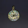 Eleganter runder Abalone-Muschelanhänger mit vergoldetem Yoga-Lotos-Design für Damen - Yoga Meditation Stil