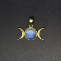 Ciondolo mistico Dea Triplice Luna con pietra opalite blu e placcatura oro 24K - Solo Ciondolo (Senza Catena) / Opale