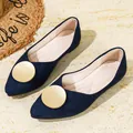 Primer plano de bailarinas de gamuza azul marino con elegante hebilla circular dorada. - 35 / Azul