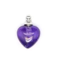 Dettaglio macro di un ciondolo diffusore di oli essenziali in ametista viola a cuore - Ametista / Argento
