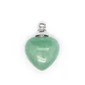 Dettaglio di un ciondolo diffusore a forma di cuore in pietra naturale verde - Giada avventurina / Argento