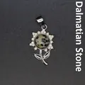Eleganter silberfarbener Blumenanhänger mit natürlichem Dalmatiner-Jaspis und Strass - Dalmatinerjaspis