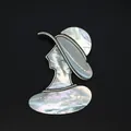 Détail rapproché d'une broche vintage silhouette de dame en nacre naturelle irisée - Portrait de Dame (Style 5)