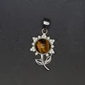 Eleganter Blumenanhänger mit einem zentralen Tigerauge-Naturstein und Kristallblütenblättern - Tigerauge