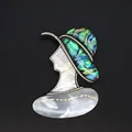Détail d'une élégante broche de dame avec incrustation de nacre d'ormeau irisée naturelle. - Portrait de Dame (Style 7)