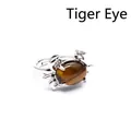 Silberfarbener Krebsring mit einem polierten ovalen Tigerauge-Stein im Zentrum. - Tigerauge Krabbenring