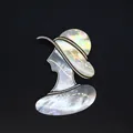 Vue détaillée de la broche pendentif en nacre irisée avec profil de dame noble. - Portrait de Dame (Style 8)