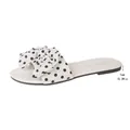Vista dettagliata del fiocco a pois e del tacco piatto di 1 cm su questo sandalo bianco - 36 / Bianco