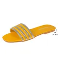 Dettaglio di elegante sandalo basso giallo con cinturini in strass e tacco da 1cm. - 36 / Sandali Slide a Fascia Unica con Strass (6041903) / Giallo