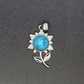 Zarter silberner Sonnenblumen-Anhänger mit einem runden blauen Türkisstein-Zentrum - Blauer Türkis