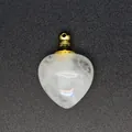 Primo piano di ciondolo diffusore in cristallo a forma di cuore dorato. - Cristallo di rocca / Oro