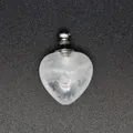 Dettaglio del ciondolo diffusore di oli essenziali in cristallo bianco a forma di cuore - Cristallo di rocca / Argento