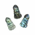 Nahaufnahme von drei handgeschnitzten natürlichen Labradorit Buddha Statuen mit blauem Glanz - Junger Mönch Buddha Stil (8)