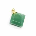Detalle de un colgante frasco de perfume de aventurina verde en forma de rombo - Aventurina verde / Dorado