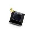 Primer plano de un colgante de frasco de perfume de piedra natural negra con rombos. - Obsidiana / Dorado