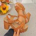 Modieuze bruine sandalen met dikke hoge hak en plateau voor dames met gespriem - Tan
