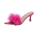 Eleganti sabot rosa con tacco alto e cinturino decorato con piume soffici e morbide - Rosso rosa