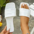 Eleganti sandali piatti bianchi a punta quadrata con fascia larga per donna foto - 35 / Bianco