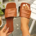 Eleganti sandali piatti marroni a punta quadrata con fascia larga a pieghe - 35 / Marrone