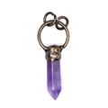 Detailansicht eines sechseckigen lila Kristallanhängers mit Vintage-Metallkappe - Amethyst