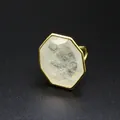 Détail d'une grande bague octogonale en cristal naturel avec anneau doré ajustable - Cristal blanc