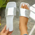 Sandali piatti a punta quadrata argento alla moda da donna con finitura metallica - 35 / Argento