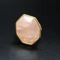 Vue macro détaillée de la pierre de quartz rose octogonale sur un anneau doré ouvert - Quartz rose