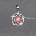 Vintage zilveren pentagram hanger met natuurlijke rhodoniet steen en symbolen - Rhodoniet