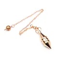 Dettaglio macro di un pendolo radiestesia conico in ottone finitura oro rosa con catenina - Style 4 (Grooved Cone) / Oro rosa